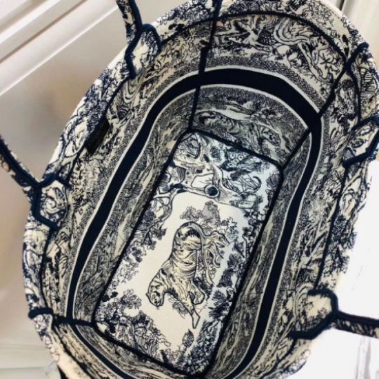 Replica Borsa tote Dior Catherine Toile de Jouy ricamata Blu Replica Borsa tote Dior Catherine Toile de Jouy ricamata Blu