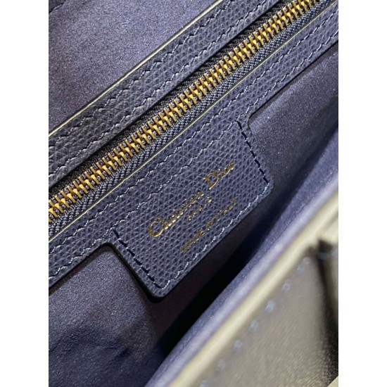 Replica Borsa Saddle Dior con tracolla in pelle di vitello granulata blu indaco Replica Borsa Saddle Dior con tracolla in pelle di vitello granulata blu indaco
