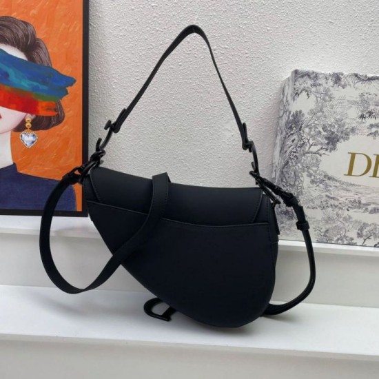 Replica Borsa Saddle Dior con tracolla in pelle di vitello ultraopaca nera Replica Borsa Saddle Dior con tracolla in pelle di vitello ultraopaca nera