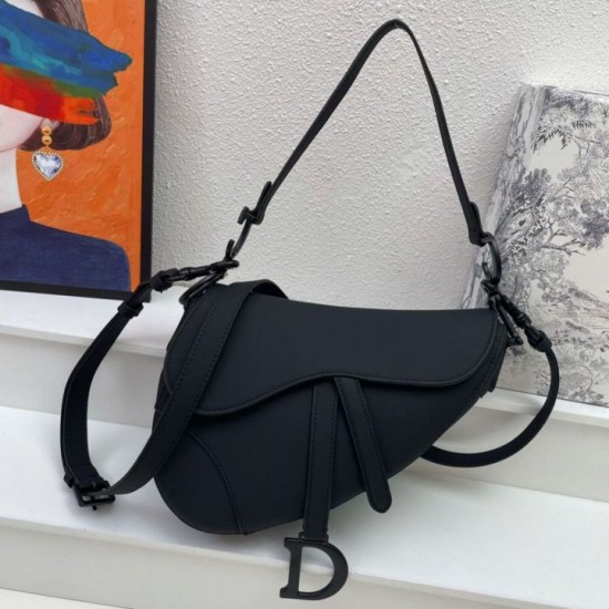 Replica Borsa Saddle Dior con tracolla in pelle di vitello ultraopaca nera Replica Borsa Saddle Dior con tracolla in pelle di vitello ultraopaca nera