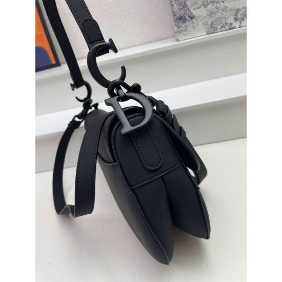 Replica Borsa Saddle Dior con tracolla in pelle di vitello ultraopaca nera Replica Borsa Saddle Dior con tracolla in pelle di vitello ultraopaca nera