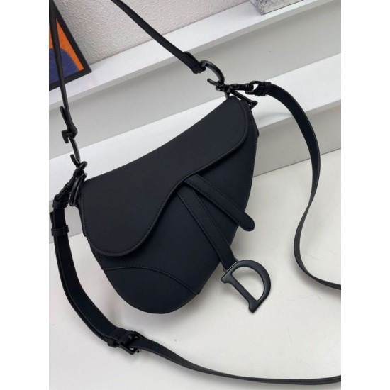 Replica Borsa Saddle Dior con tracolla in pelle di vitello ultraopaca nera Replica Borsa Saddle Dior con tracolla in pelle di vitello ultraopaca nera