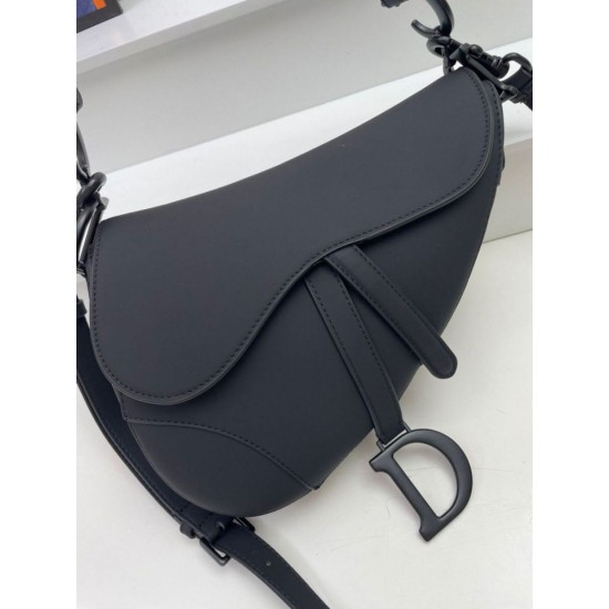 Replica Borsa Saddle Dior con tracolla in pelle di vitello ultraopaca nera Replica Borsa Saddle Dior con tracolla in pelle di vitello ultraopaca nera