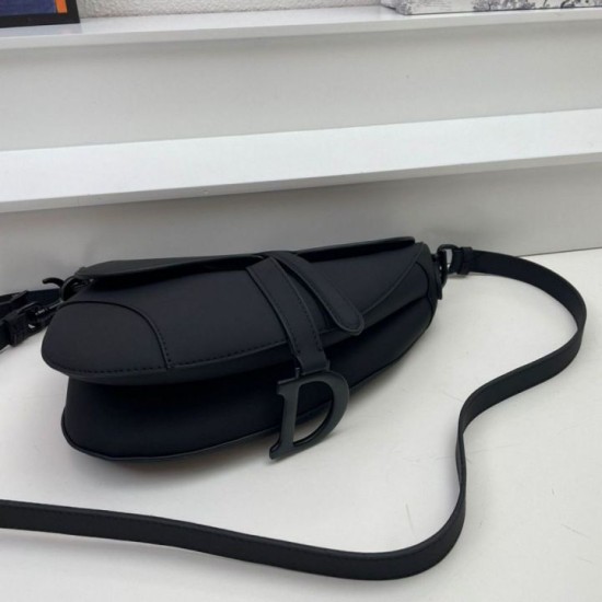 Replica Borsa Saddle Dior con tracolla in pelle di vitello ultraopaca nera Replica Borsa Saddle Dior con tracolla in pelle di vitello ultraopaca nera