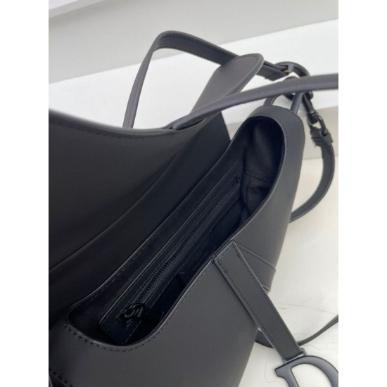 Replica Borsa Saddle Dior con tracolla in pelle di vitello ultraopaca nera Replica Borsa Saddle Dior con tracolla in pelle di vitello ultraopaca nera