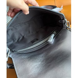 Borsa Fendi Baguette Media Borchie Sfaccettate motivo FF 8BR600 Argento Borsa Fendi Baguette Media Borchie Sfaccettate motivo FF 8BR600 Argento