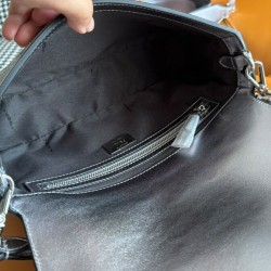 Borsa Fendi Baguette Media Borchie Sfaccettate motivo FF 8BR600 Argento