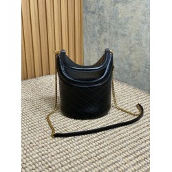 Borsa a secchiello YSL Saint Laurent Gaby con patta superiore nera Borsa a secchiello YSL Saint Laurent Gaby con patta superiore nera
