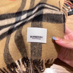 Burberry Scialle in lana cashmere con motivo tartan a doppia faccia con logo 30 x 180 marrone Burberry Scialle in lana cashmere con motivo tartan a doppia faccia con logo 30 x 180 marrone