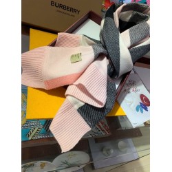 Burberry scialle classico in cashmere con motivo check grande 60 x 180 rosa Burberry scialle classico in cashmere con motivo check grande 60 x 180 rosa