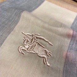 Sciarpa Burberry classica in cashmere con motivo tartan e ricamo cavallo 100 x 200 Sciarpa Burberry classica in cashmere con motivo tartan e ricamo cavallo 100 x 200