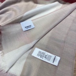 Sciarpa Burberry classica in cashmere con motivo tartan e ricamo cavallo 100 x 200 Sciarpa Burberry classica in cashmere con motivo tartan e ricamo cavallo 100 x 200