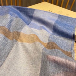 Sciarpa Burberry classica in cashmere con motivo tartan e ricamo cavallo 100 x 200 Sciarpa Burberry classica in cashmere con motivo tartan e ricamo cavallo 100 x 200