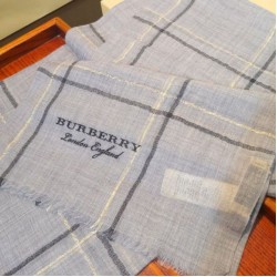 Sciarpa Burberry in filato lurex color block in cashmere con motivo tartan 90 x 200 Sciarpa Burberry in filato lurex color block in cashmere con motivo tartan 90 x 200