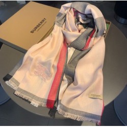 Scialle Burberry in cashmere con motivo a rombi classico check 70 x 200