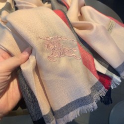 Scialle Burberry in cashmere con motivo a rombi classico check 70 x 200