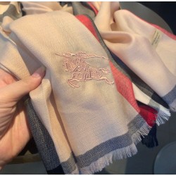 Scialle Burberry in cashmere con motivo a rombi classico check 70 x 200