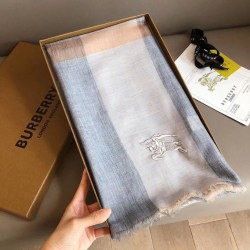 Sciarpa Burberry classica in cashmere con motivo tartan e ricamo cavallo 100 x 200 Sciarpa Burberry classica in cashmere con motivo tartan e ricamo cavallo 100 x 200