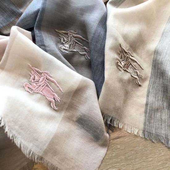 Replica Sciarpa Burberry classica in cashmere con motivo tartan e ricamo cavallo 100 x 200