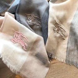 Sciarpa Burberry classica in cashmere con motivo check e ricamo cavallo 100 x 200 Sciarpa Burberry classica in cashmere con motivo check e ricamo cavallo 100 x 200