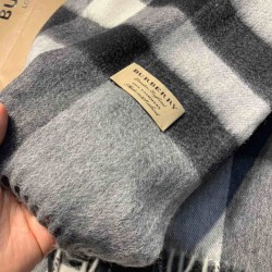 Burberry scialle classico in cashmere con motivo check medio 40 x 180