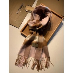 Burberry scialle classico in cashmere con motivo check medio 40 x 180 Burberry scialle classico in cashmere con motivo check medio 40 x 180