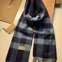 Burberry scialle classico in cashmere con motivo check medio 40 x 180 Burberry scialle classico in cashmere con motivo check medio 40 x 180