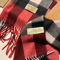 Burberry scialle classico in cashmere con motivo check medio 40 x 180 Burberry scialle classico in cashmere con motivo check medio 40 x 180