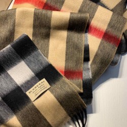Burberry scialle classico in cashmere con motivo check medio 40 x 180 Burberry scialle classico in cashmere con motivo check medio 40 x 180