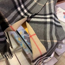 Burberry Scialle in cashmere con motivo check classico 30 x 250 Burberry Scialle in cashmere con motivo check classico 30 x 250